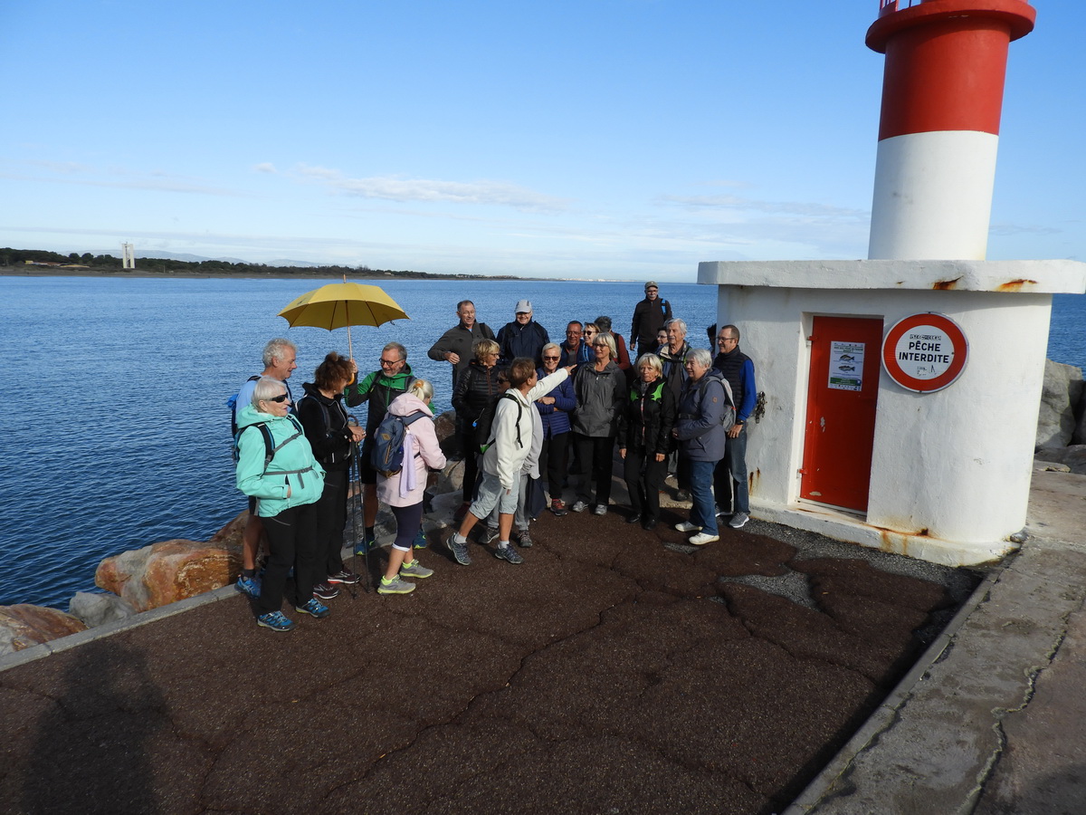 Le phare de la jetée à l'entrée du port